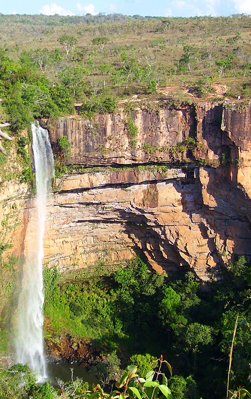 Queda imponente da Cachoeira Véu de Noiva entre paredões avermelhados